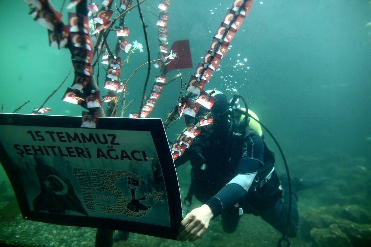 15 Temmuz fotoğrafları su altında sergilendi