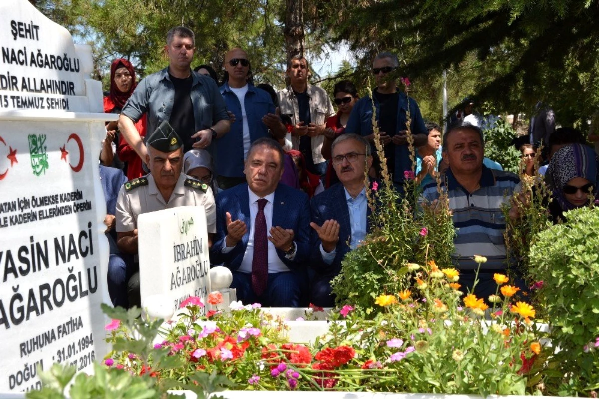 15 Temmuz şehidi Hukuk Fakültesi öğrencisi Yasin Naci Ağaroğlu mezarı başında anıldı
