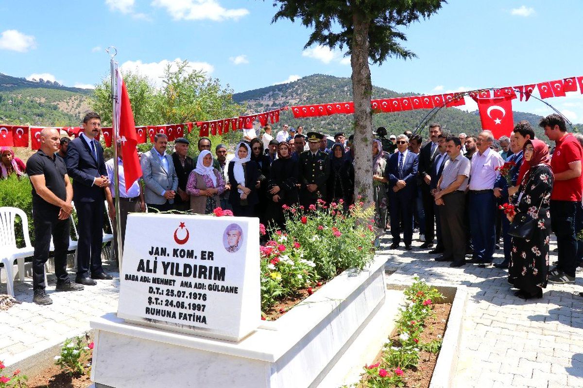 15 Temmuz şehidi polis memuru Akif Altay kabri başında anıldı