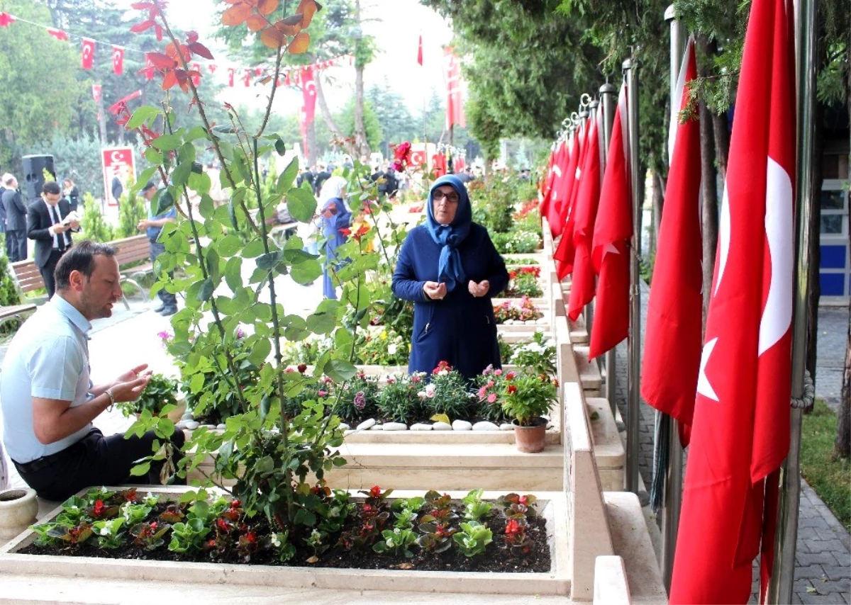 15 Temmuz şehitleri Karşıyaka Mezarlığı\'nda anıldı