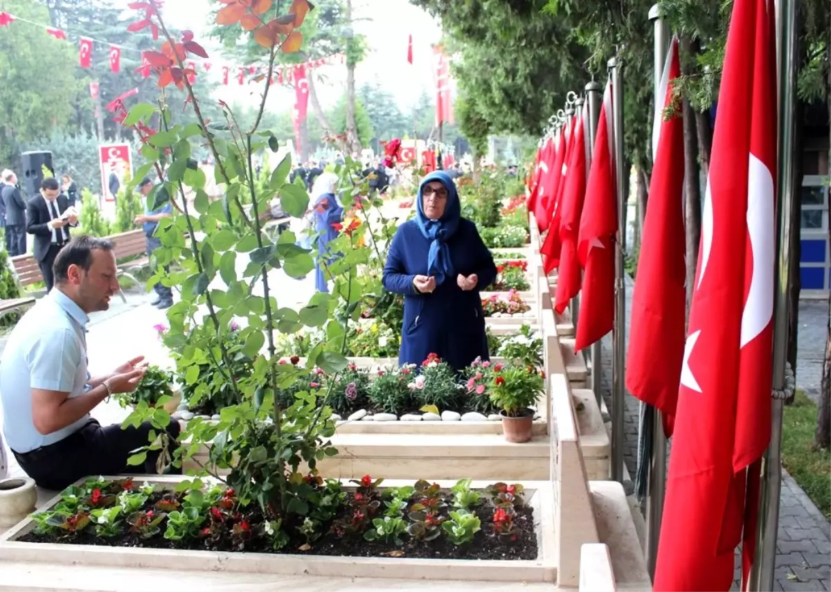 15 Temmuz şehitleri Karşıyaka Mezarlığı\'nda anıldı