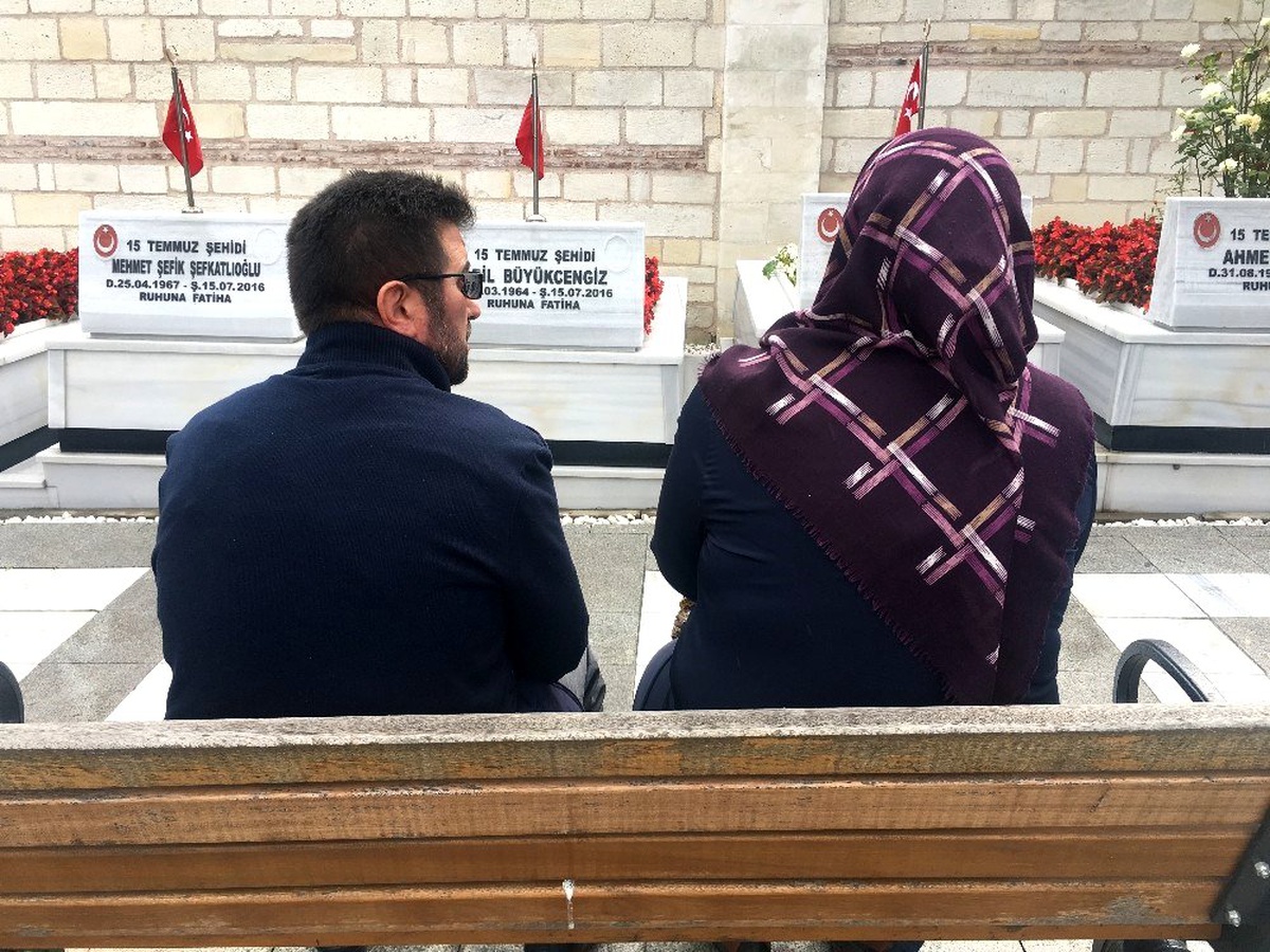 15 Temmuz\'un yıl dönümünde vatandaşlar şehitlikte dua etti