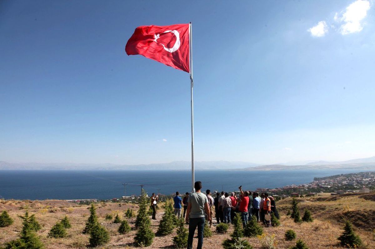 Ahlatlı şehidin anısına bayrak dikildi