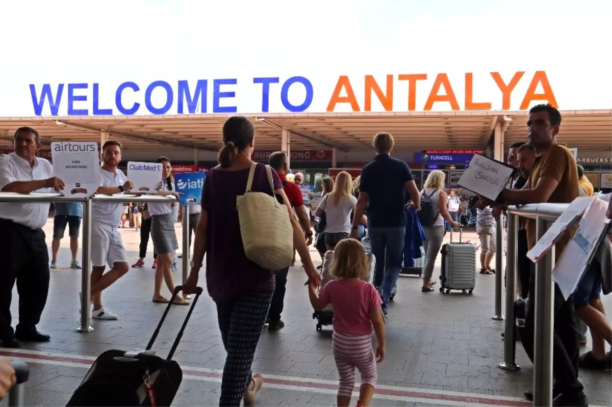 Antalya\'da gökten turist yağdı: Rekor kırıldı