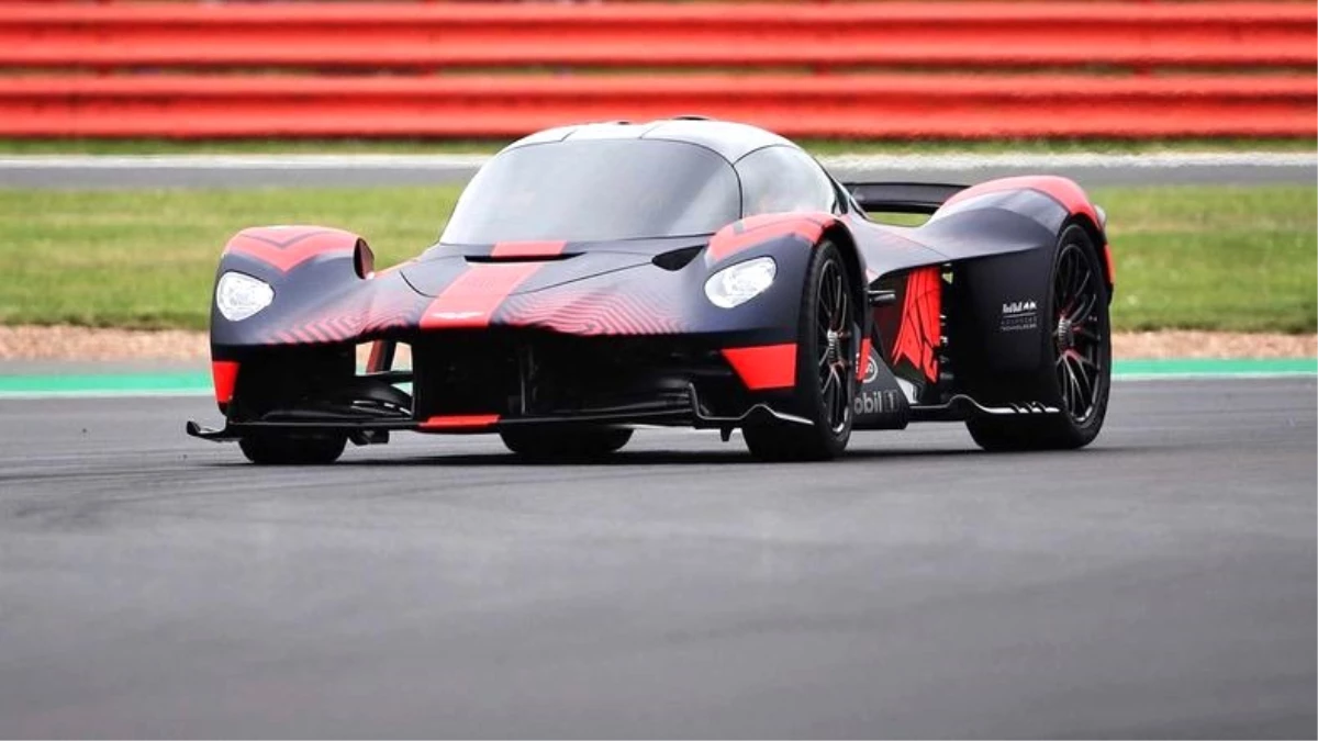 Asfalta İnen Aston Martin Valkyrie\'nin Etkileyici Motor Sesi (Video)