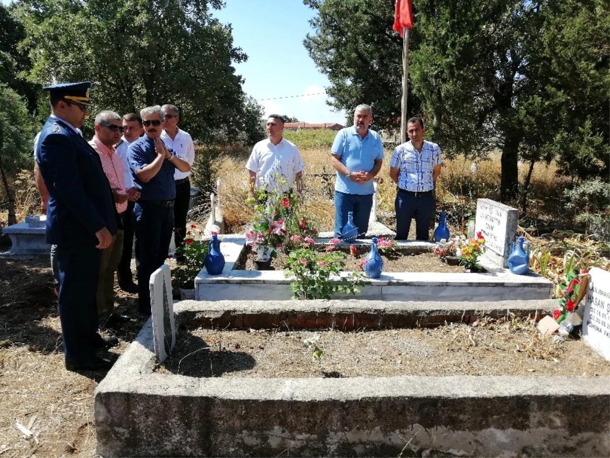 Ayvacık protokolü 15 Temmuz\'da şehit mezarını ziyaret etti