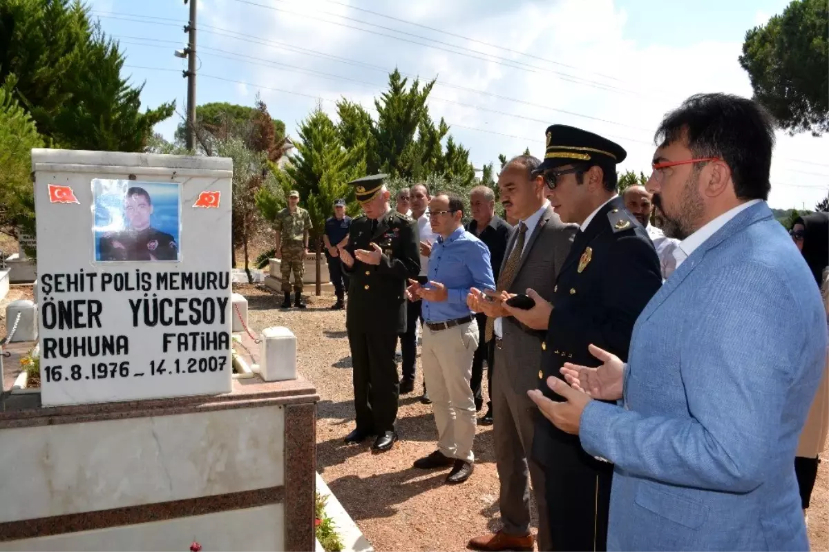 Ayvalık\'ta 15 Temmuz Demokrasi ve Milli Birlik Günü törenleri şehitlikte başladı