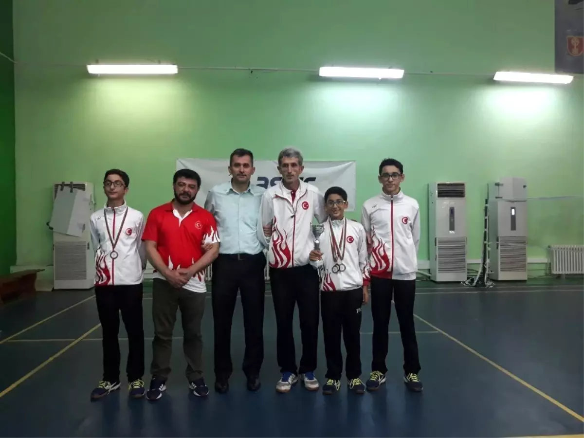 Badmintoncularımız şampiyon.