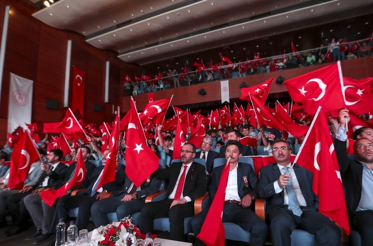 Bakan Kasapoğlu 15 Temmuz\'un 3. yılında gençlerle bir araya geldi