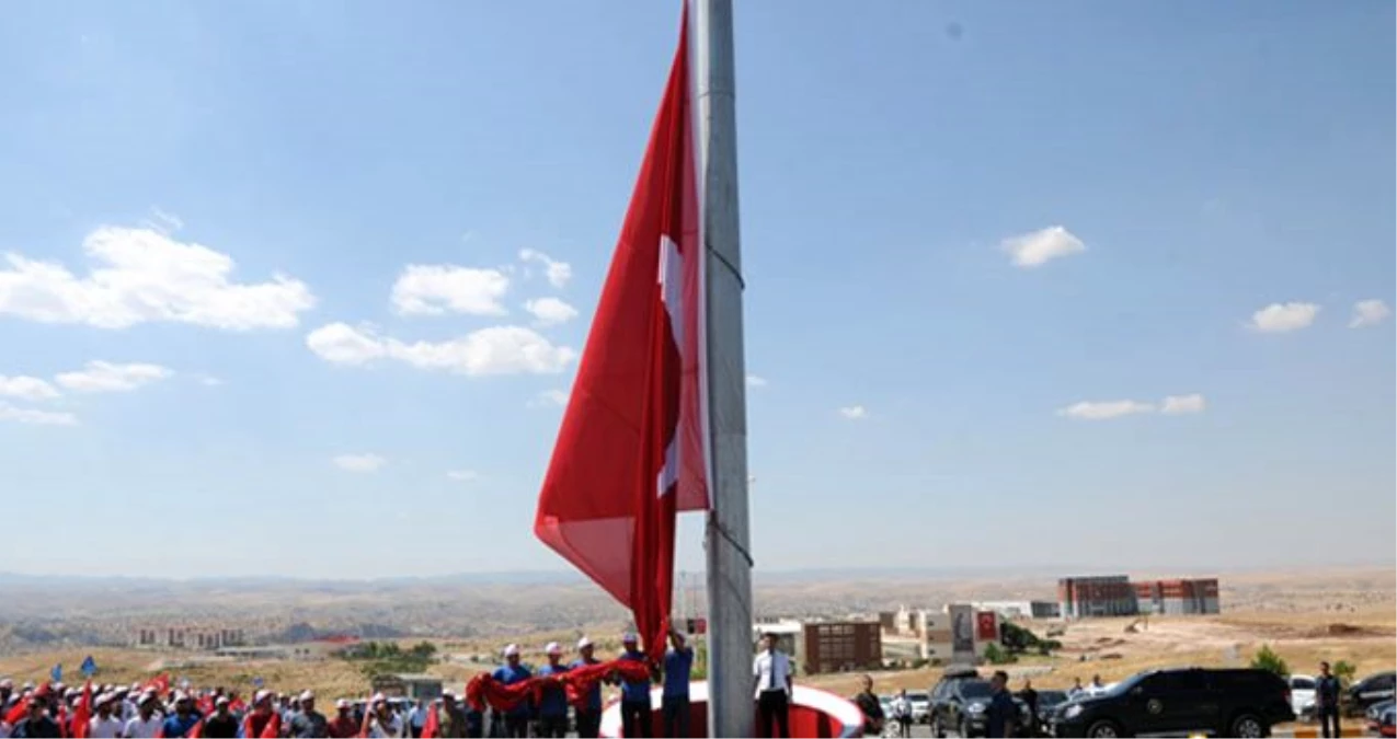 Batman\'da dev Türk Bayrağı 15 Temmuz\'da göndere çekildi