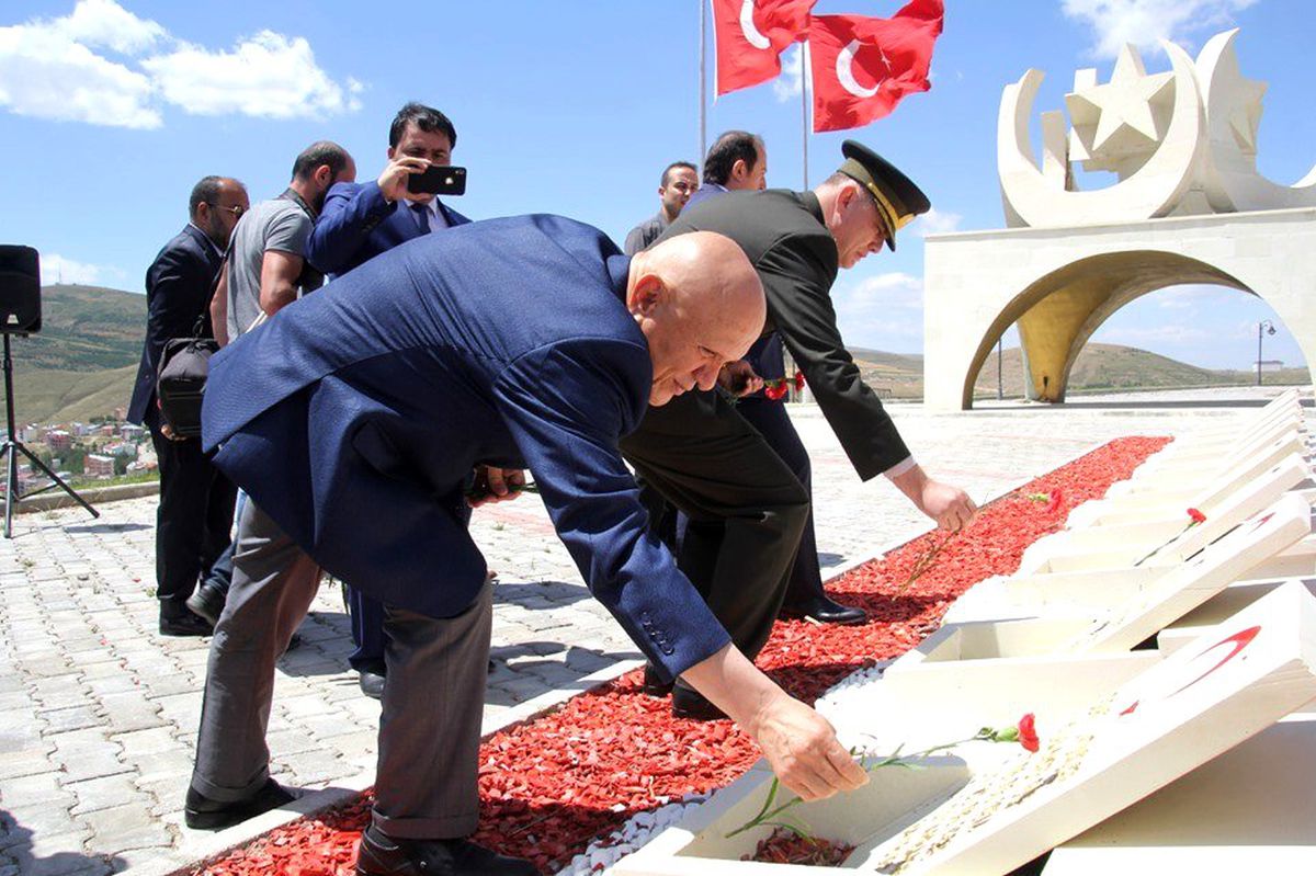 Bayburt\'ta şehitler için dualar edilerek kabirlerine karanfil bırakıldı