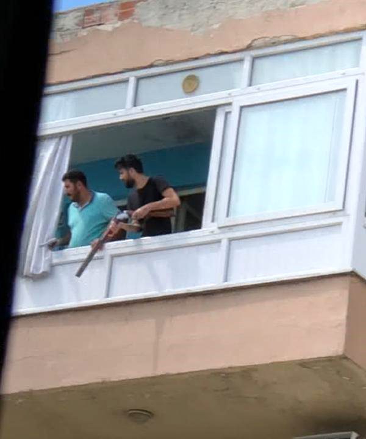 Beylikdüzü\'nde yıkım gerginliği; Av  tüfeği ve tabanca gösterdiler