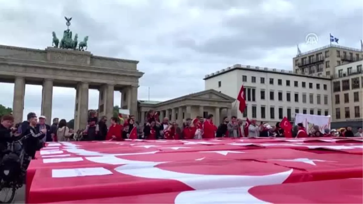 Brandenburg Kapısı\'na Türk bayrağı\'na sarılı 251 tabut konuldu (1) - BERLİN