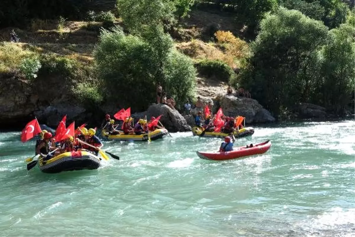 Çatak\'ta 15 Temmuz şehitleri anısına rafting yaptılar