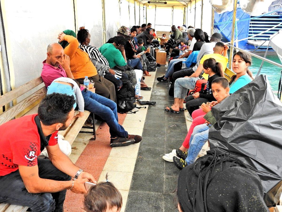 Çeşme\'de 90, Karaburun\'da 37 göçmen yakalandı