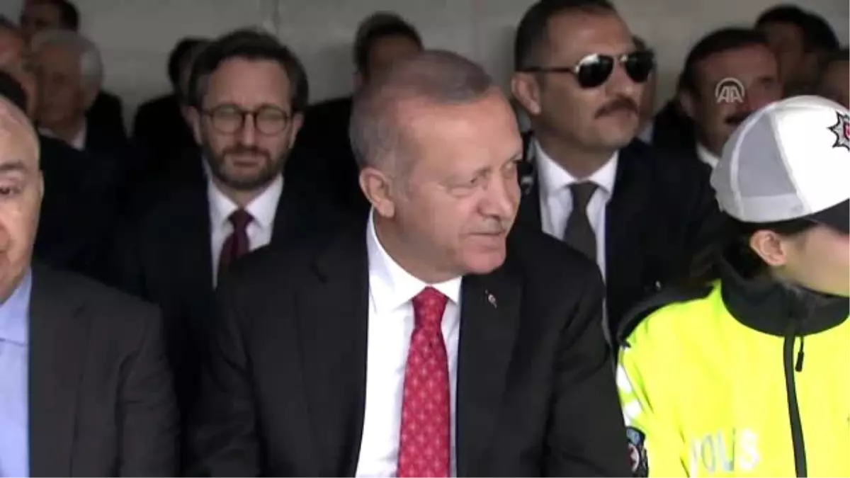 Cumhurbaşkanı Erdoğan: "FETÖ\'cülerin her türlü ihanetine, saldırısına direnen tüm yiğitlere ülkem...