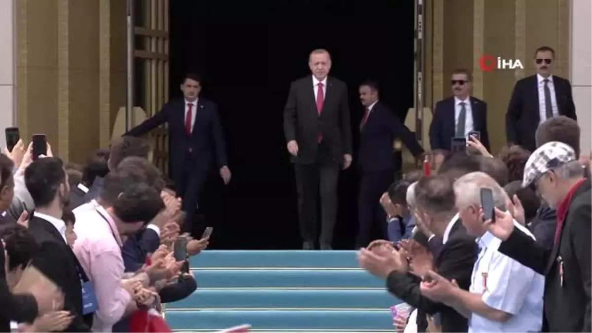 Cumhurbaşkanı Erdoğan, şehitler anıtına çiçek bıraktı