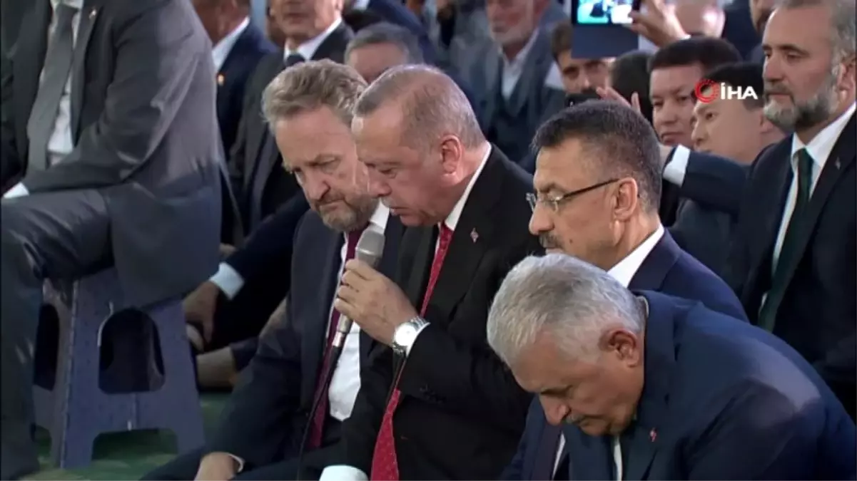 Cumhurbaşkanı Erdoğan, şehitler için Kur\'an-ı Kerim okudu