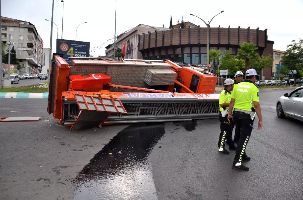 Devrilen kamyonu vinç kaldıramayınca vatandaş yardım etti