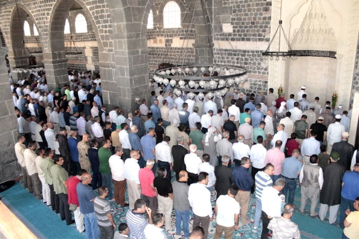 Diyarbakır\'da 15 Temmuz şehitleri için mevlit okutuldu