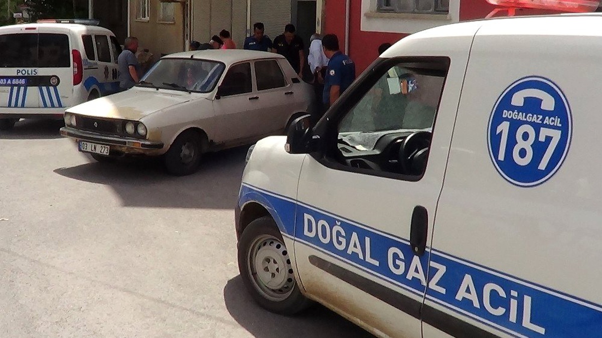 El freni çekilmeyen otomobil doğal gaz kutusuna çarptı