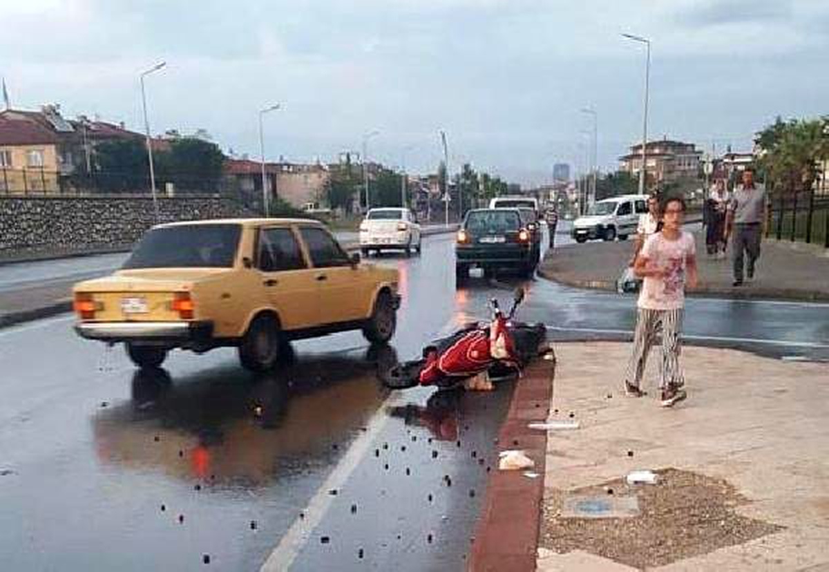 Elektrikli bisikletteki 2 kişinin yaralandığı kaza kamerada