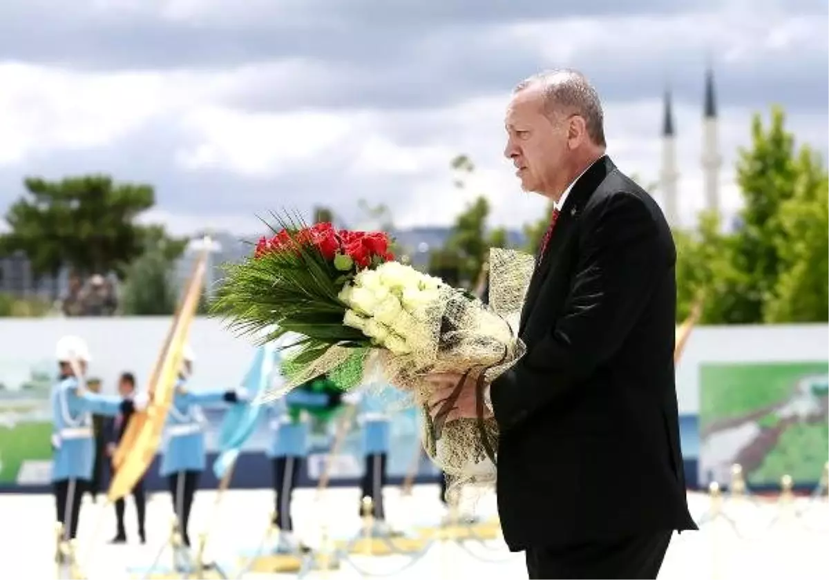 Erdoğan, 15 Temmuz Şehitler Anıtı\'na çelenk bıraktı