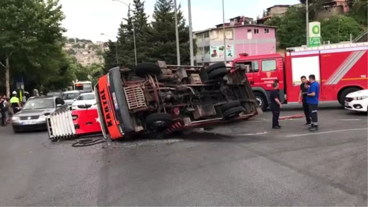 Freni boşalan vinç devrildi