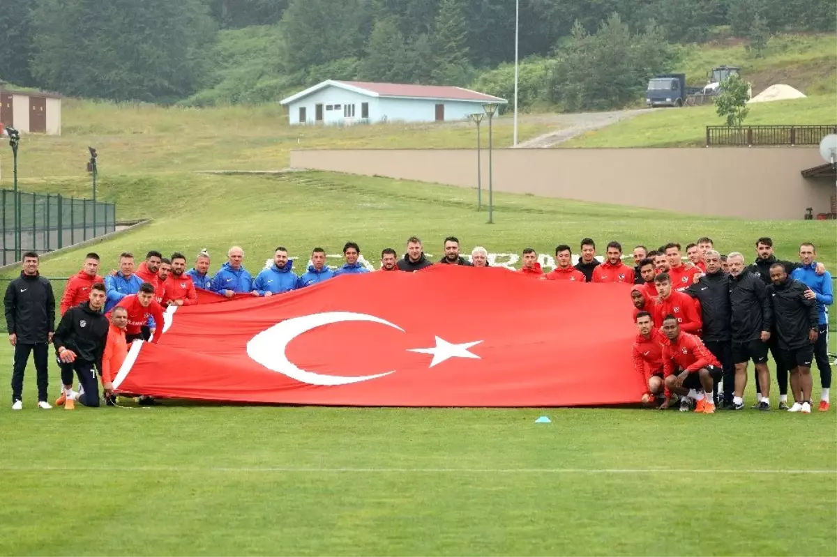 Futbolcular dev Türk Bayrağı ile poz verdi