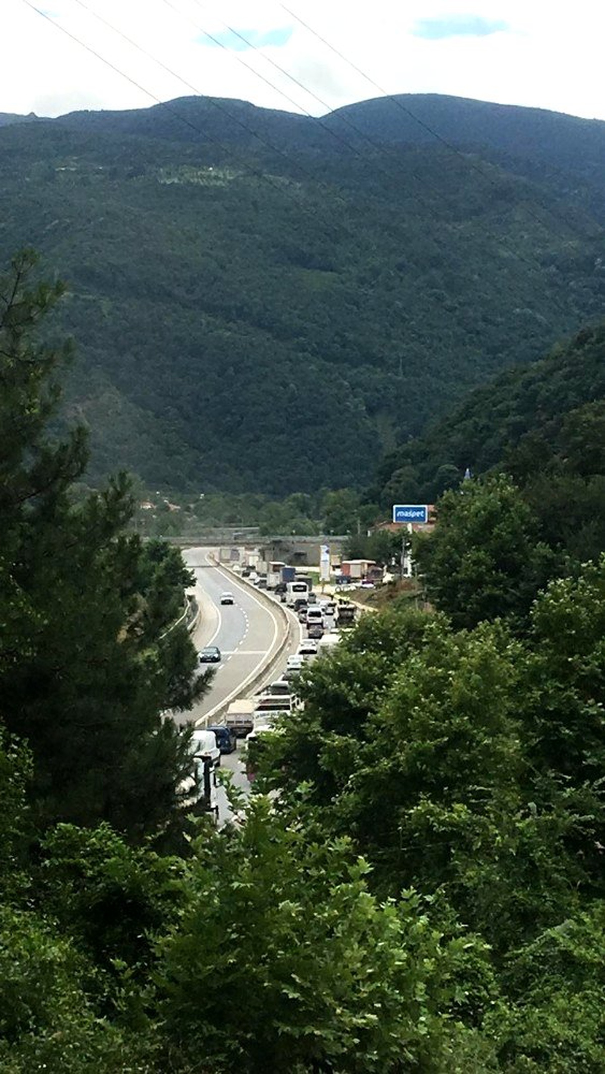 Hakimiyetini kaybeden tır sürücüsü kaza yaptı: 1 yaralı