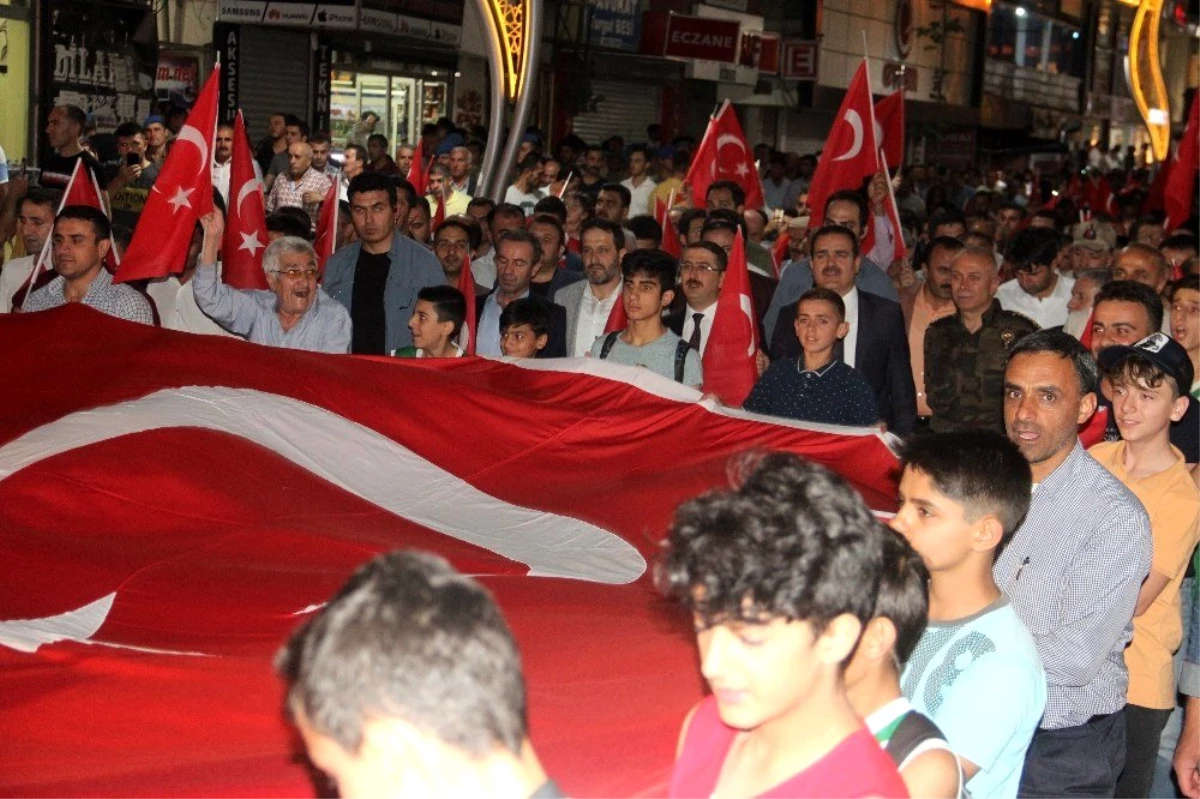 Hakkari\'de 15 Temmuz Milli Birlik ve Demokrasi yürüyüşü