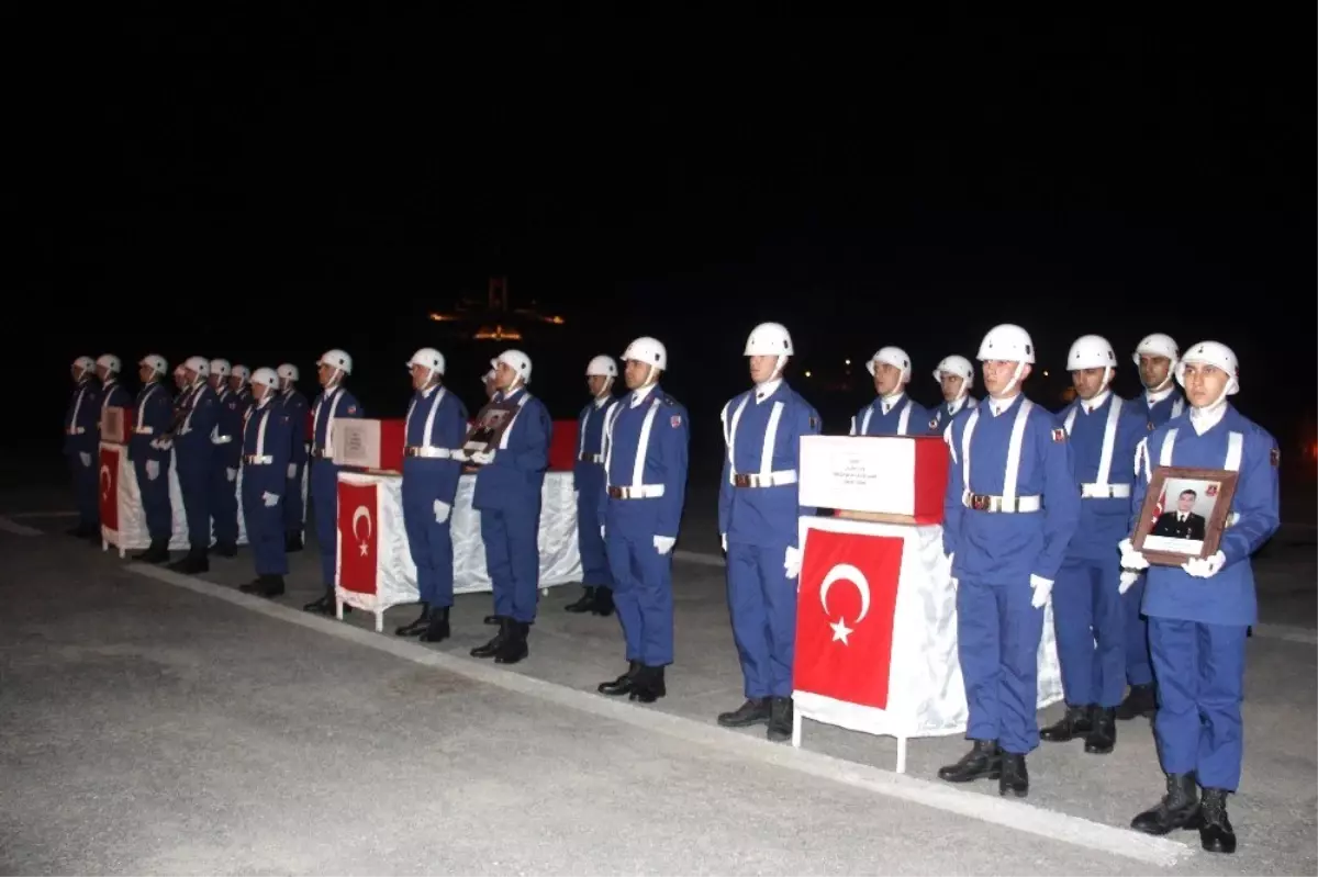 Hakkari\'de şehit olan 3 asker için tören düzenlendi