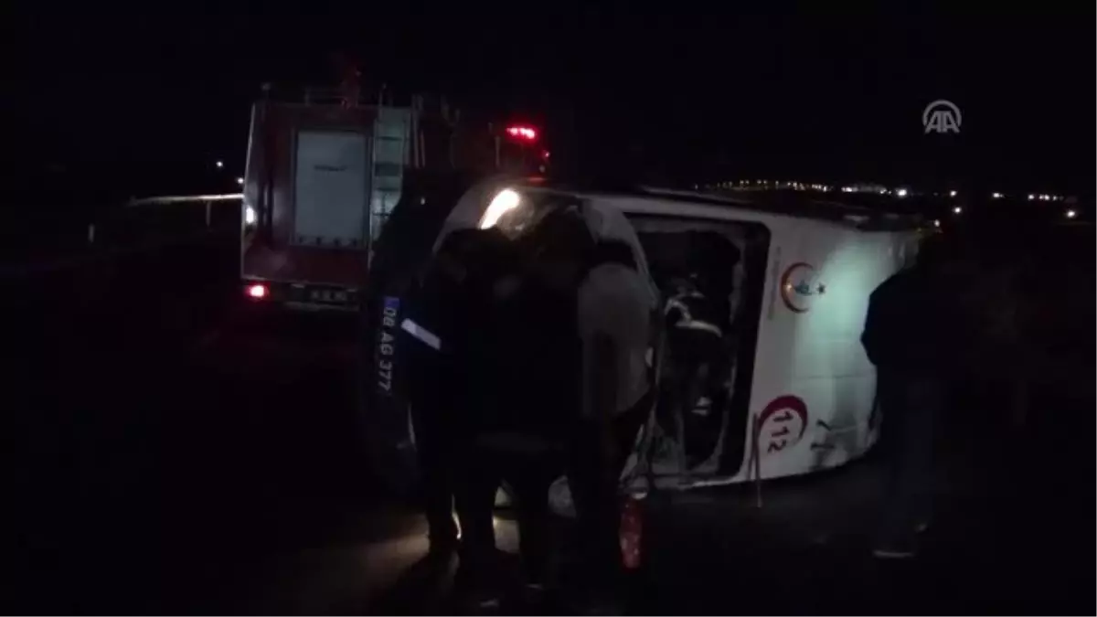 Hasta taşıyan ambulans ile hafif ticari araç çarpıştı