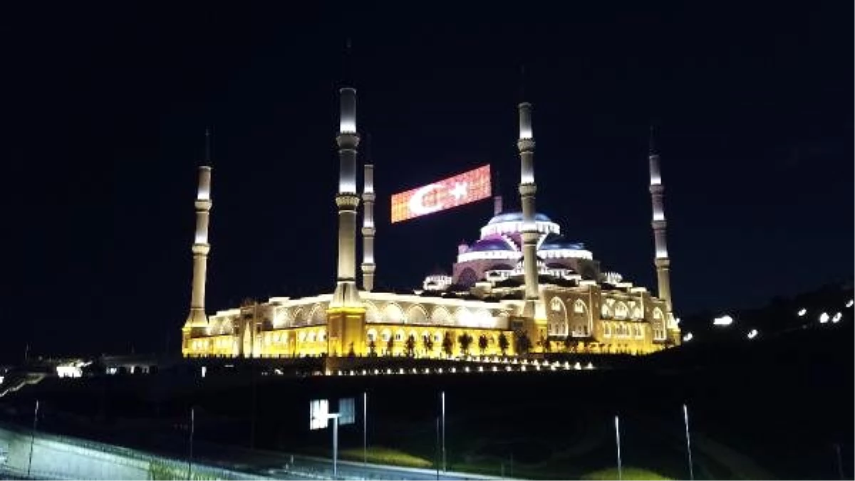 (Havadan fotoğraflarla) 15 Temmuz için Çamlıca Camii\'nin mahyasına Türk bayrağı yansıtıldı