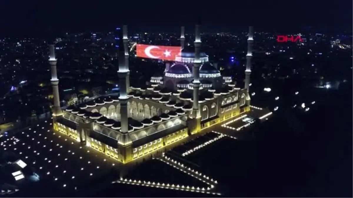 İSTANBUL- 15 TEMMUZ İÇİN ÇAMLICA CAMİİ\'NİN MAHYASINA TÜRK BAYRAĞI YANSITILDI