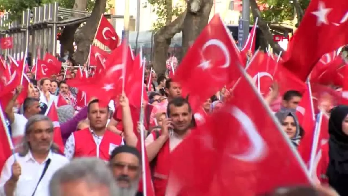 İzmir\'de, Konak Meydanı\'ndaki 15 Temmuz etkinliği başladı