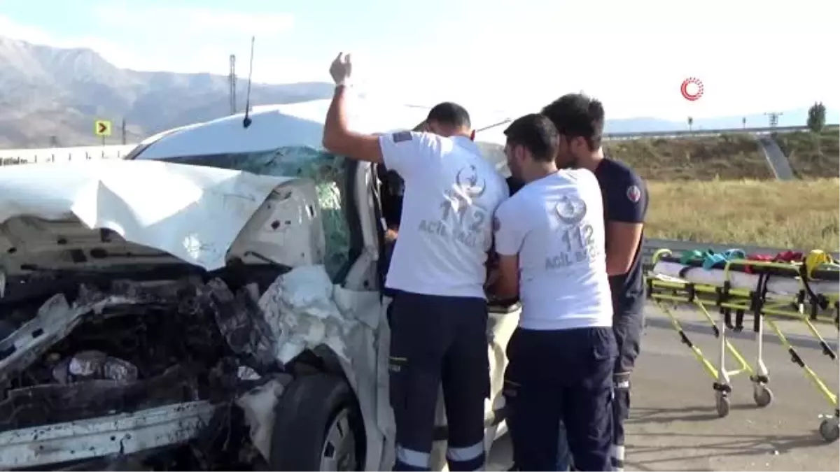 Karaman\'da kaza sonrası can pazarı...Aracında sıkışan sürücü için herkes seferber oldu