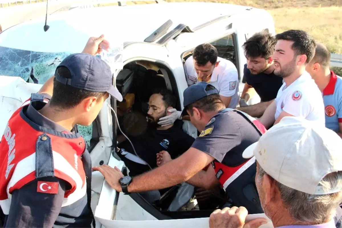 Kaza sonrası sıkışan sürücü için herkes seferber oldu