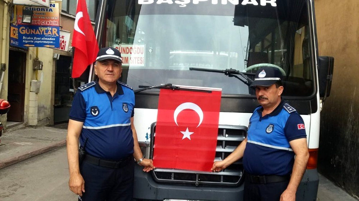 Kırıkkale Belediyesi yolcu minibüslerine Türk bayrağı astı