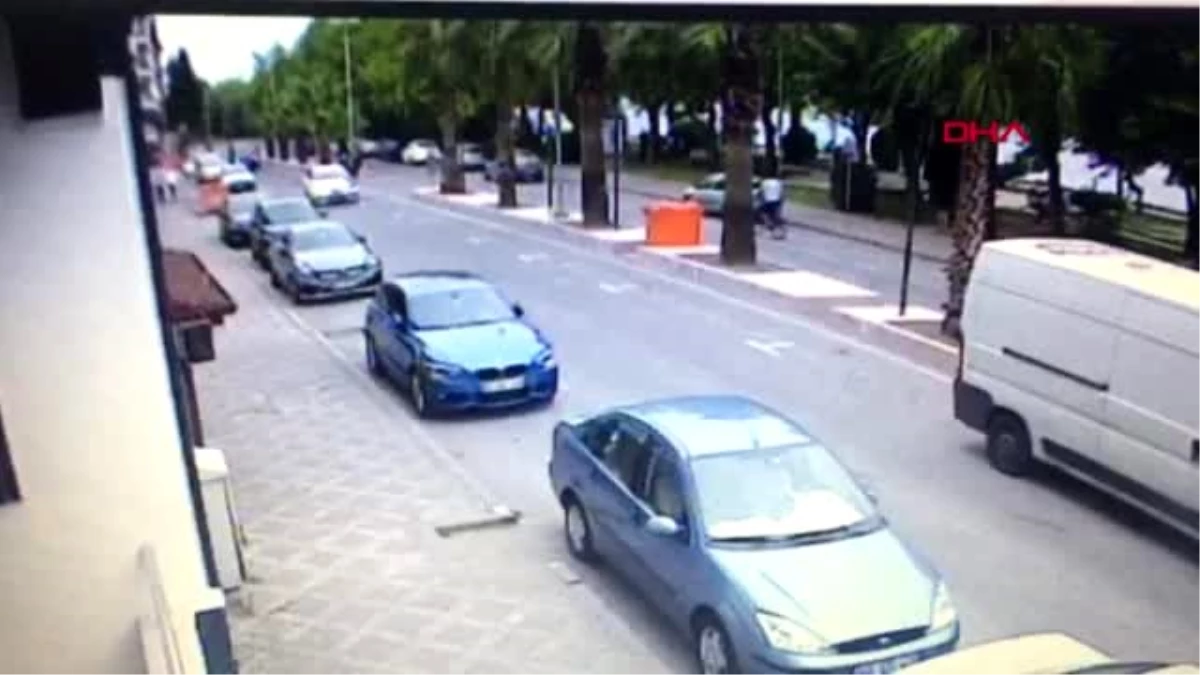 Kocaeli- Otomobilin yaşlı adama çarpma anı kameraya yansıdı