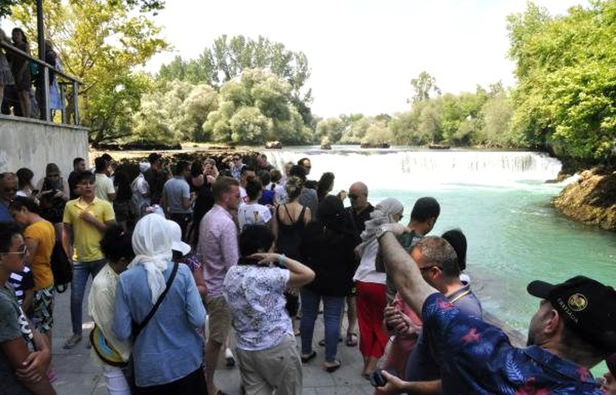 Manavgat Şelalesi\'ne tatilcilerden yoğun ilgi