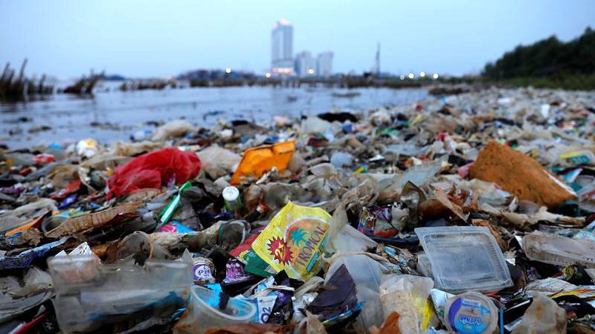 Mankenlerden çevre kirliliği tepkisi: Podyumda plastik çöple yürüdüler