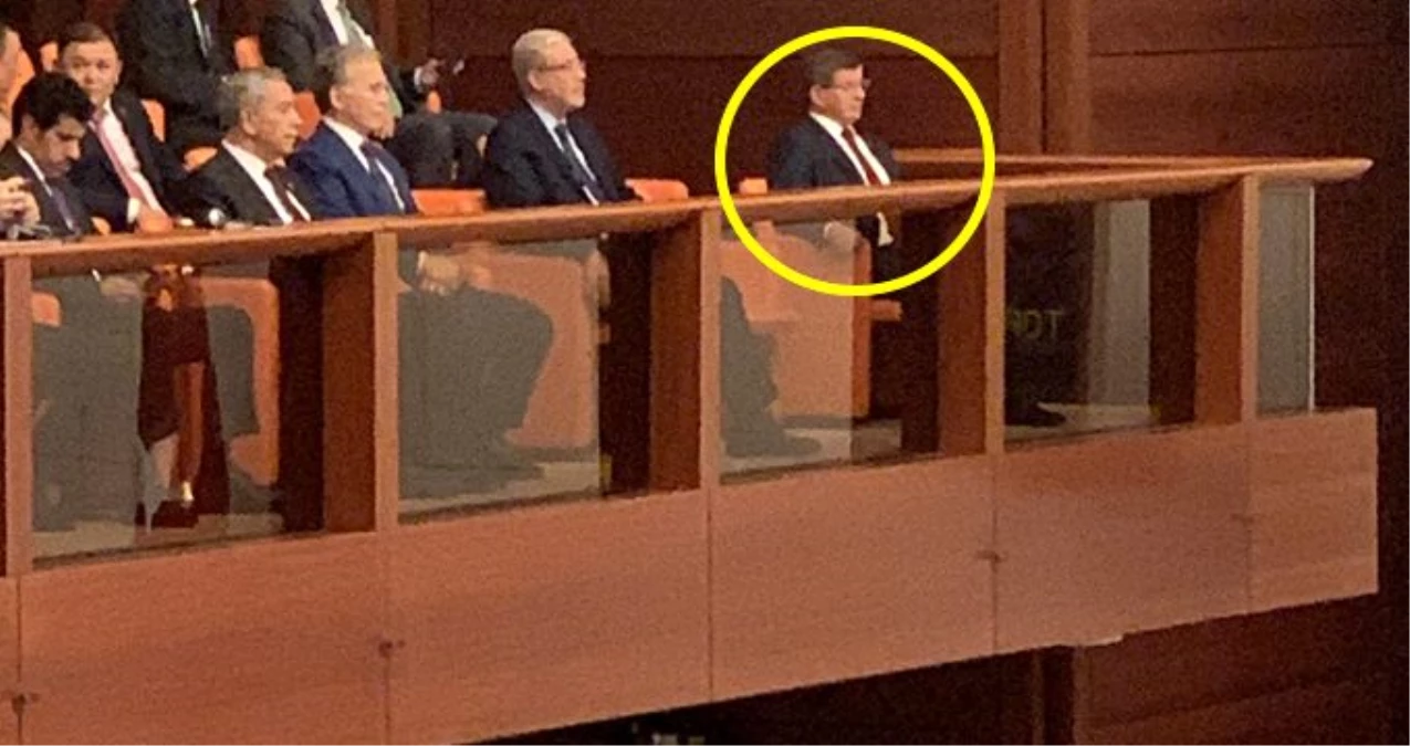 Meclis\'teki 15 Temmuz Özel Oturumu\'nu Ahmet Davutoğlu da izledi
