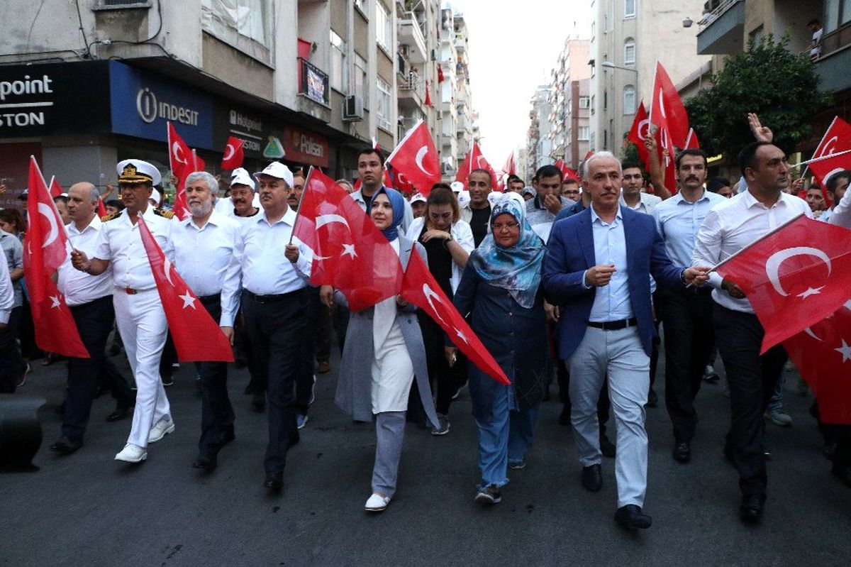 Mersin\'de 15 Temmuz yürüyüşü