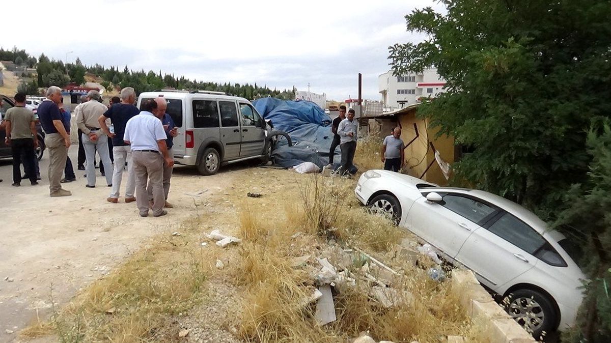 Mezarlıkta ilginç kaza: 4 yaralı