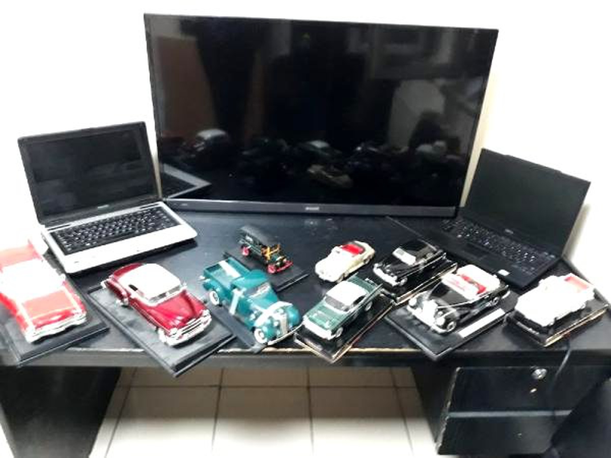 Minyatür araba koleksiyonu çalan hırsızlar kamerada