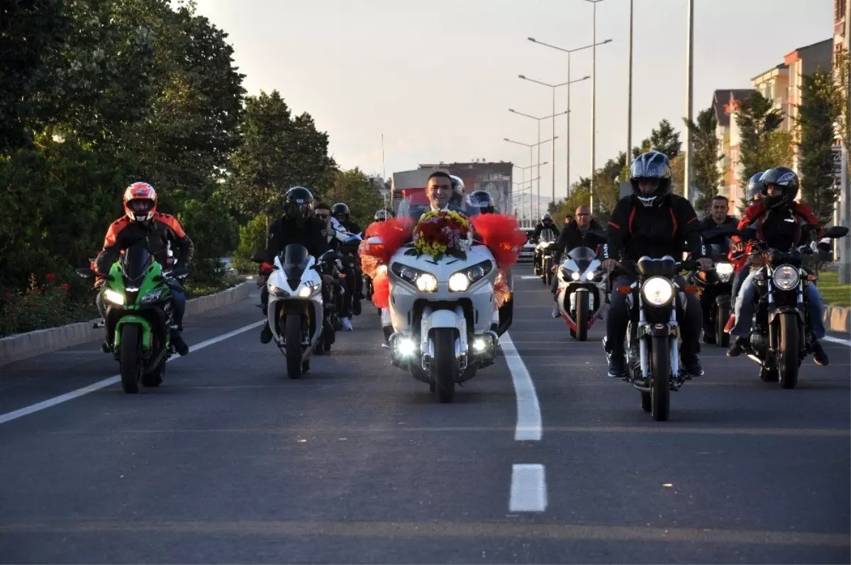 Motor tutkunu damadın gelin arabası da motosiklet oldu