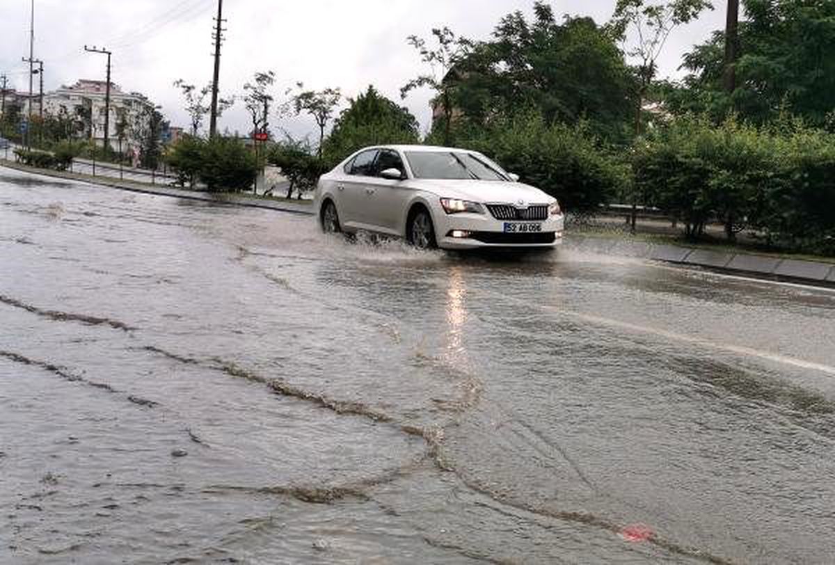 Ordu\'da sağanak; caddeler göle döndü, iş yerlerini su bastı