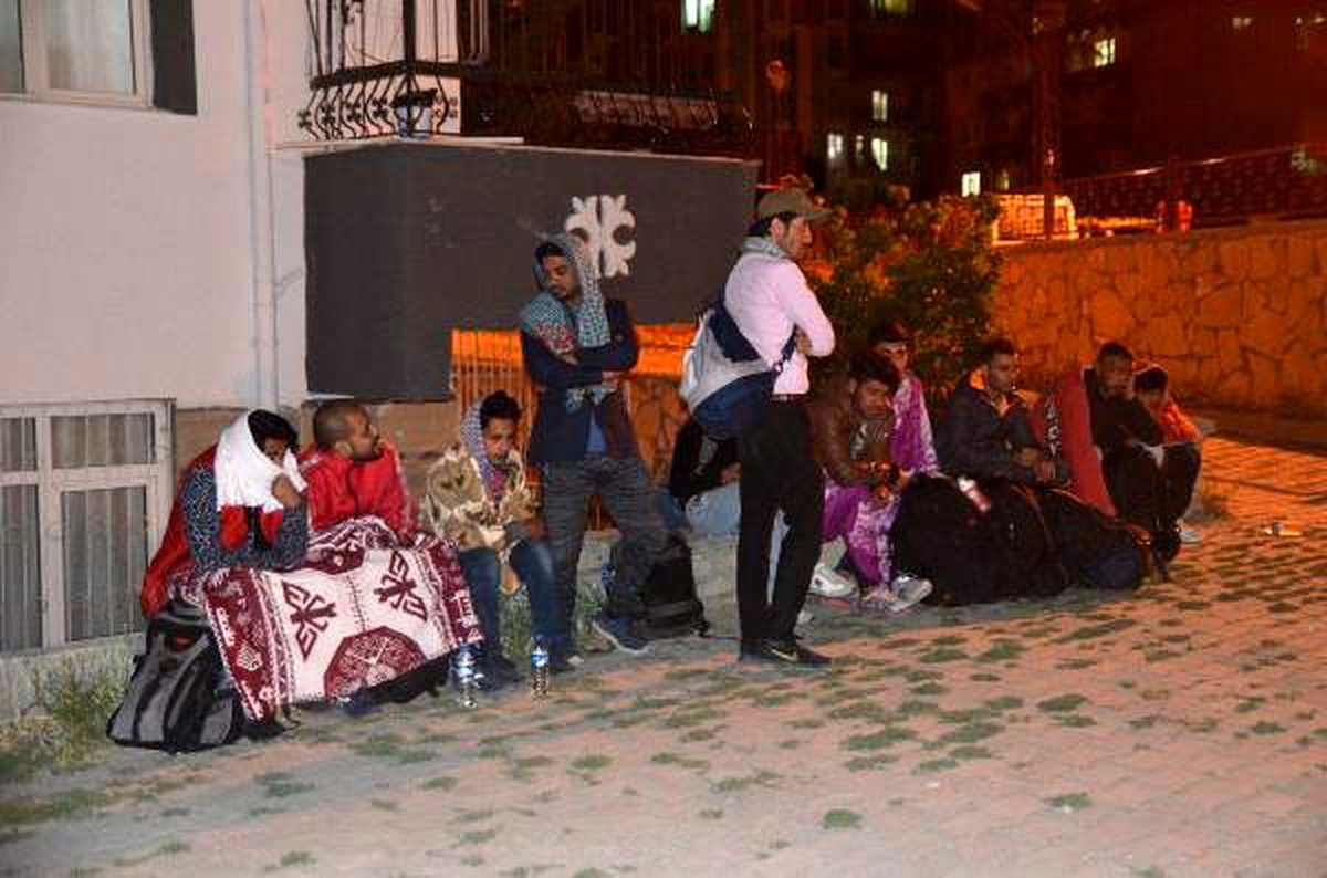 Organizatörler, kaçakları bırakıp kaçtı