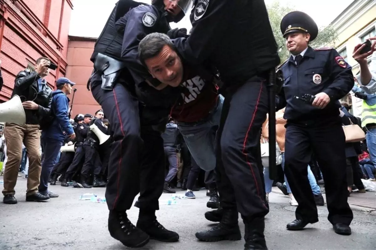 Rusya\'da yerel seçimler öncesi protesto: 25 gözaltı